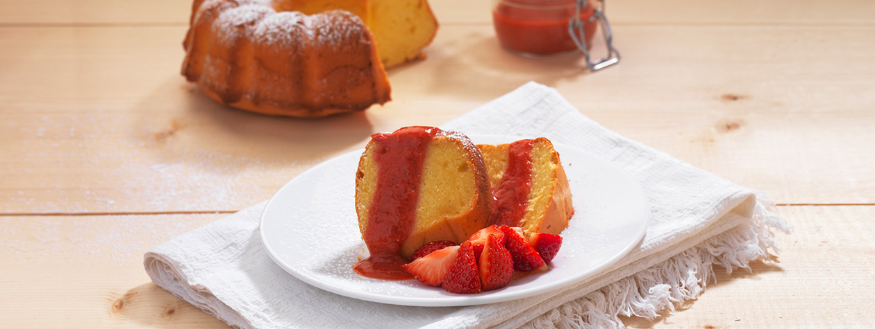 Torta con FAGE Total e coulis di fragole