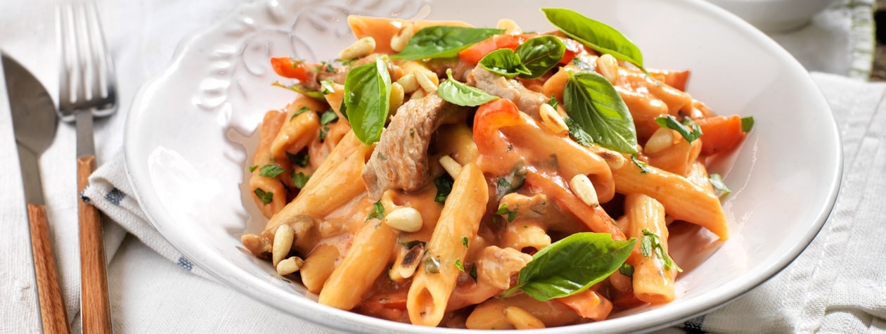 Penne con lombata di maiale, pinoli, peperoni rossi e yogurt