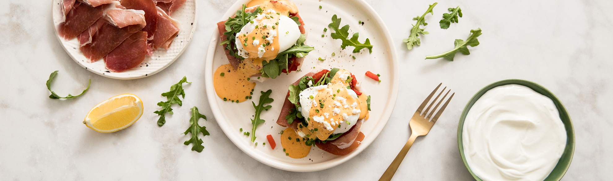 Uova alla Benedict con salsa olandese allo yogurt