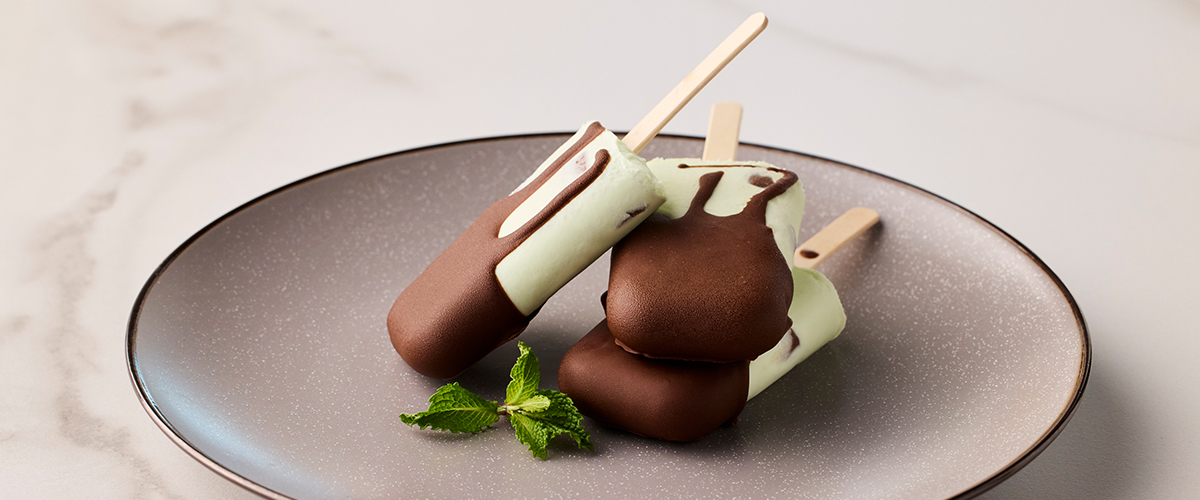 Ghiaccioli allo yogurt e menta con cioccolato