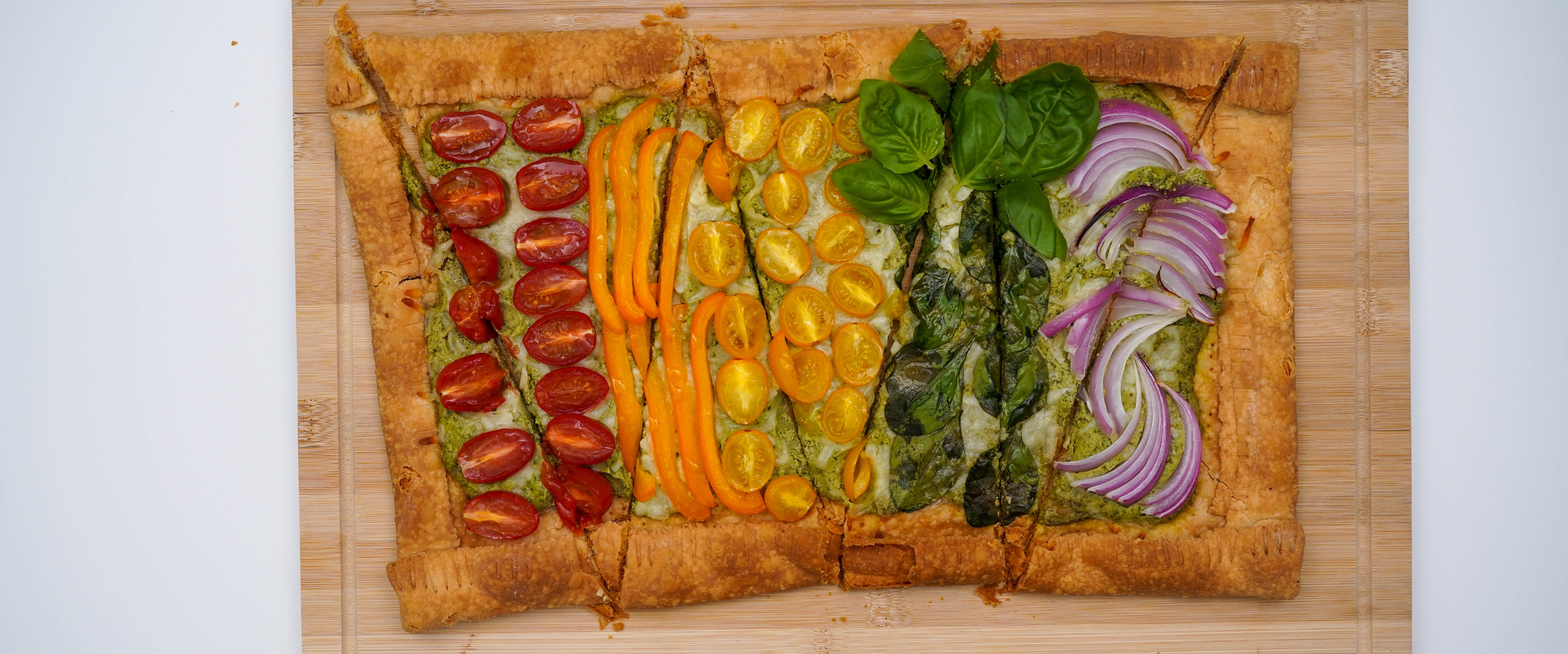 Antipasto arcobaleno di verdure con salsa al pesto