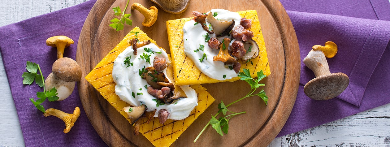 Crostoni di Polenta con Funghi e Salsiccia