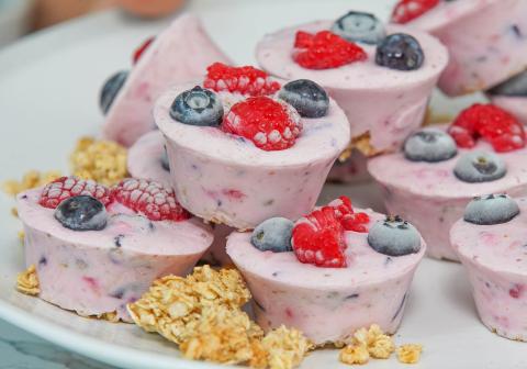 Bocconcini di  yogurt gelato con  frutti di bosco e granola 
